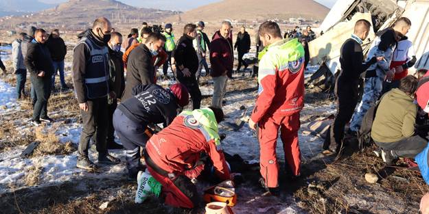 Feci kaza! Otobüs devrildi: Ölü ve yaralılar var