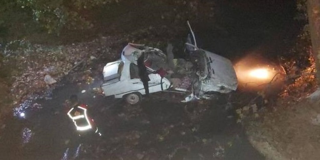 Feci kaza: Otomobil dere yatağına uçtu!