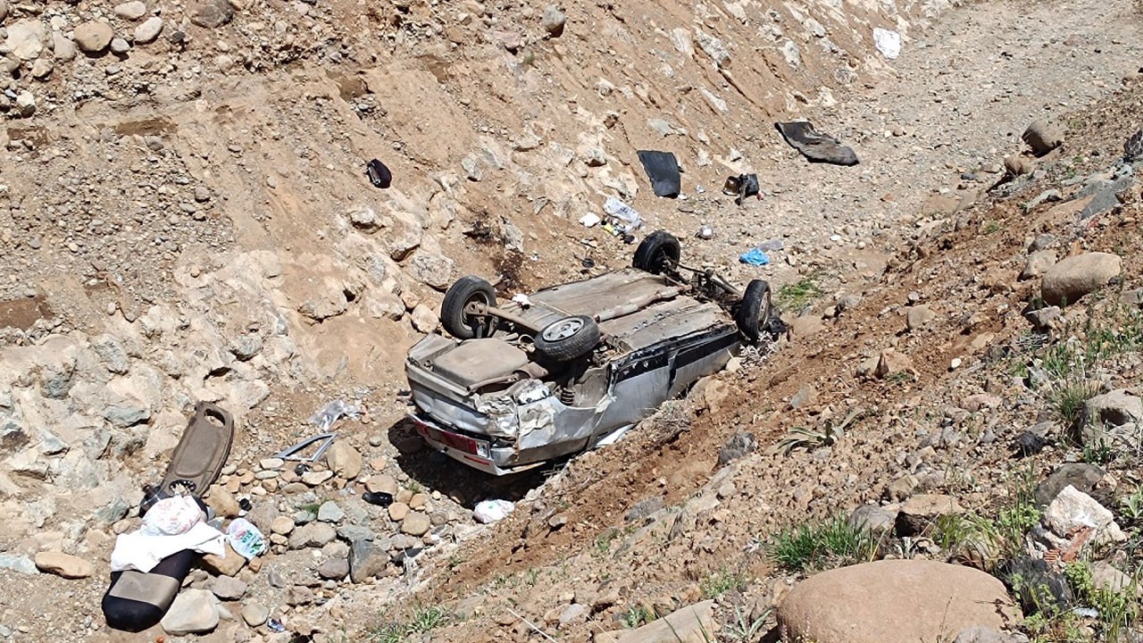 Feci kaza! Otomobil dere yatağına uçtu