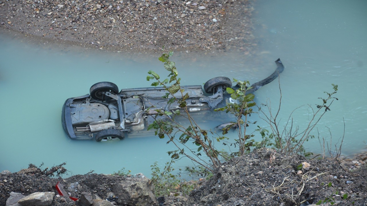 Feci kaza! Otomobil dereye uçtu