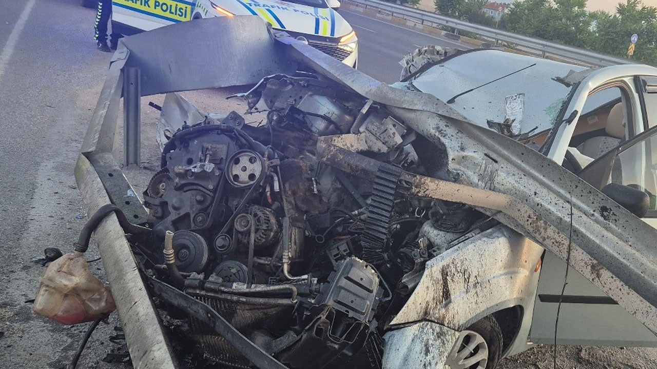 Feci kaza! Otomobil hurdaya döndü