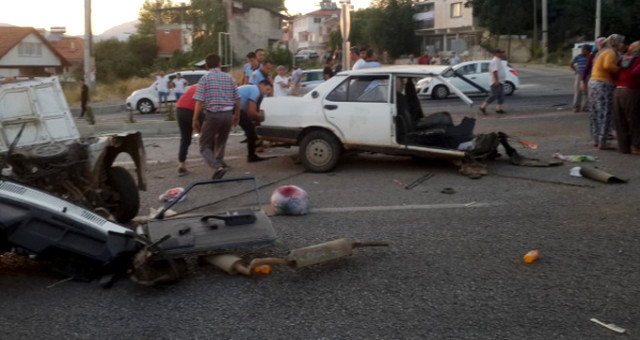 Feci kaza! Otomobil ikiye bölündü!