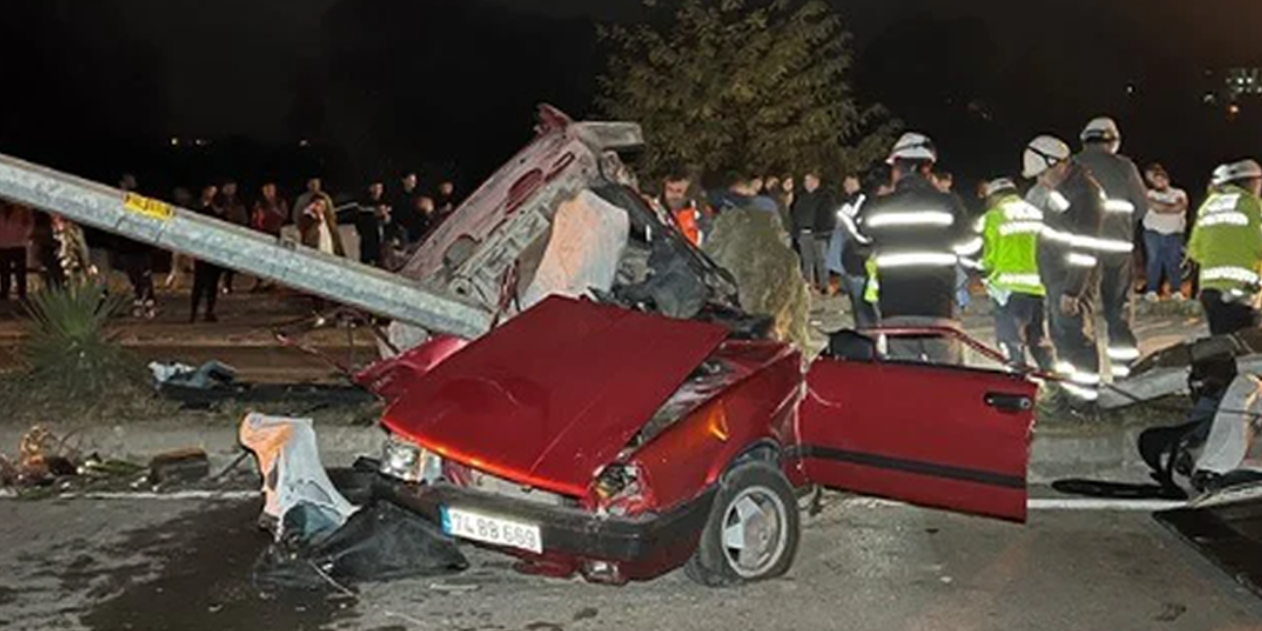 Feci kaza: Otomobil ikiye bölündü!