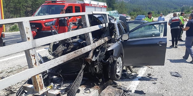 Feci kaza! Otomobil köprüye ok gibi saplandı