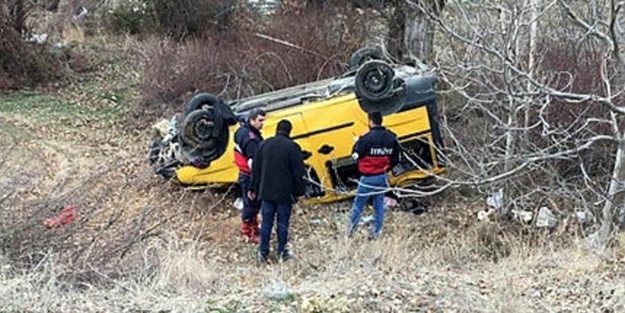 Feci kaza! Otomobil şarampole devrildi