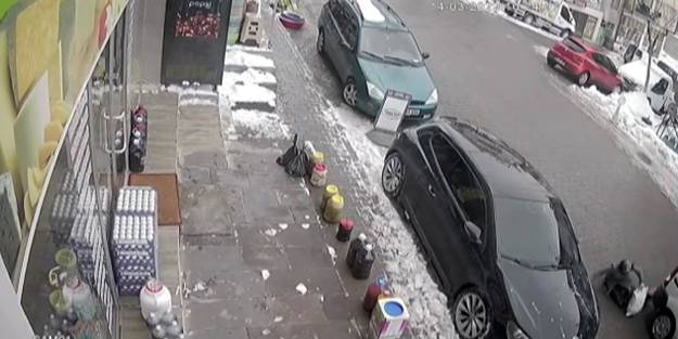 Feci kaza! Otomobilin çarptığı kadın metrelerce savruldu