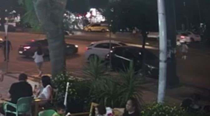 Feci kaza saniye saniye görüntülendi Otomobil kadını böyle ezdi