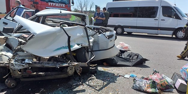 Feci kaza! Sürücü araçta sıkışarak hayatını kaybetti