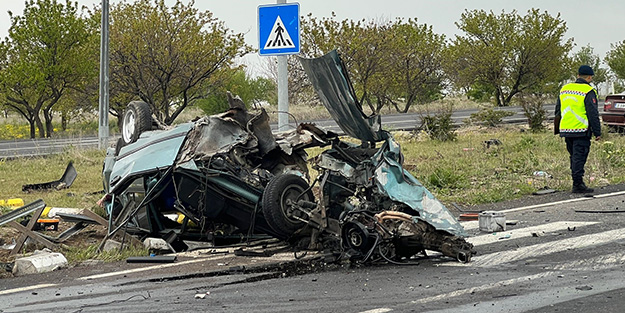 Feci kaza! Takla atan Tofaş ikiye bölündü