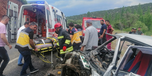 Feci kaza! Yolcu minibüsü ile otomobil çarpıştı: 6 yaralı