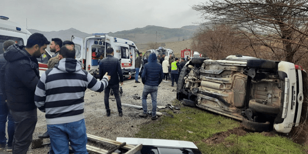 Feci kaza: Yolcu minibüsü ile otomobil çarpıştı!