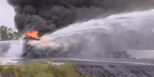 Feci kazada akaryakıt tankeri devrildi! O anlar saniye saniye kaydedildi