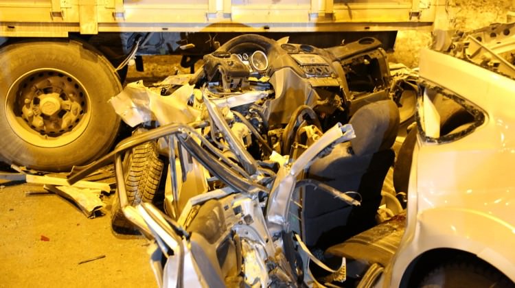 Feci kazada araç bu hale geldi: 3 ölü, 5 yaralı