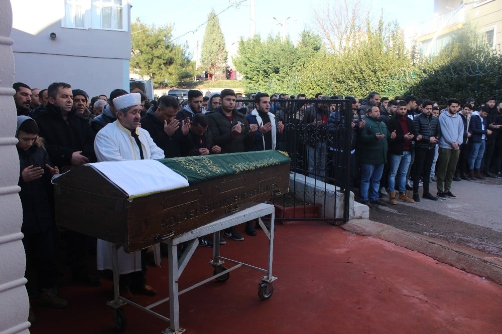 Feci kazada ölen genç son yolculuğuna uğurlandı 