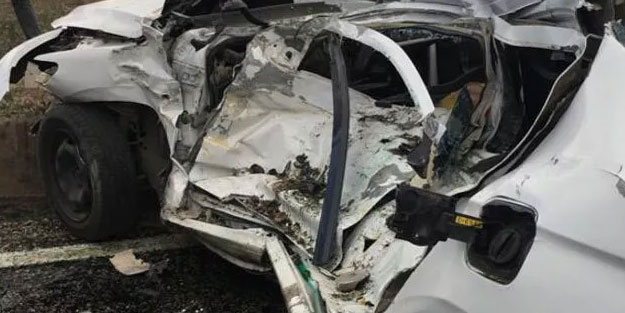 Feci kazada otomobil hurdaya döndü