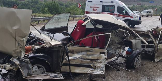 Feci kazada otomobil kağıt gibi parçalandı: 1 ölü, 2 yaralı