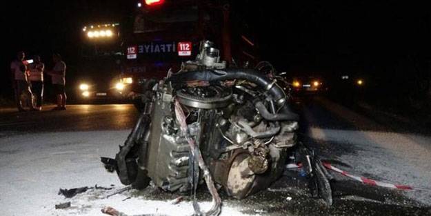 Feci kazada otomobilin motoru bile fırladı