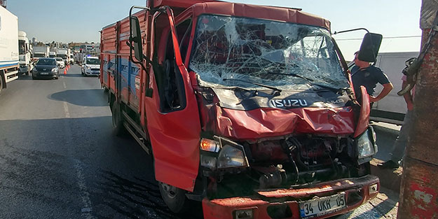 Feci kazada sıkışan şoförün yardımına halk koştu