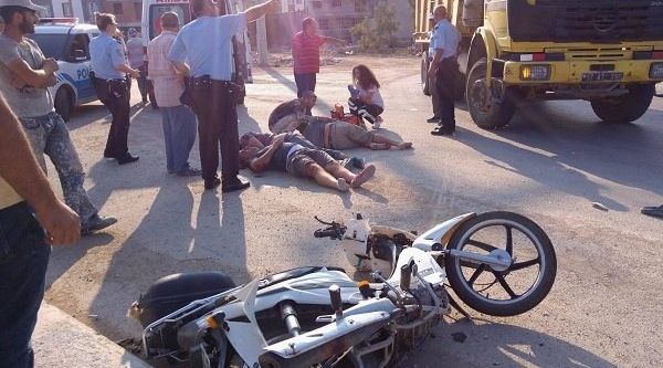 Kamyonla motosiklet çarpıştı: 3 yaralı