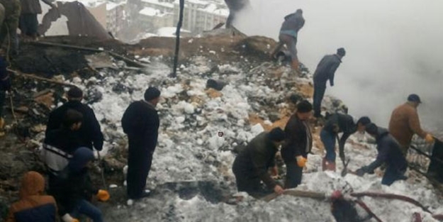 Feci olay! 2 çocuğunu kurtarmak isterken...