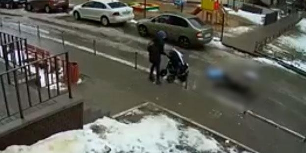 Feci olay! Balkondan bakan kişi 5 aylık bebeğin üzerine düştü