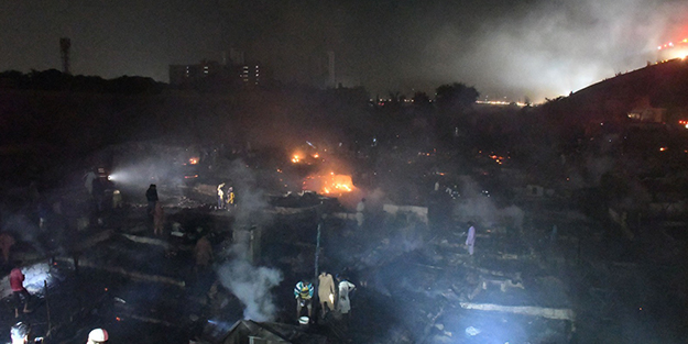 Feci olay! Yangında bir mahalle yok oldu
