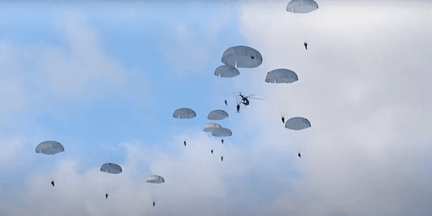 Feci son: Rusya'da paraşütçü askerler yere böyle çakıldı!