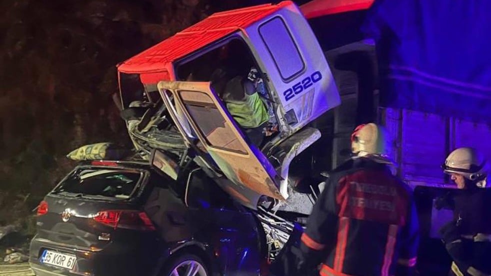 Feci trafik kazası! Tır ile otomobil çarpıştı: 3 ölü, 1 yaralı