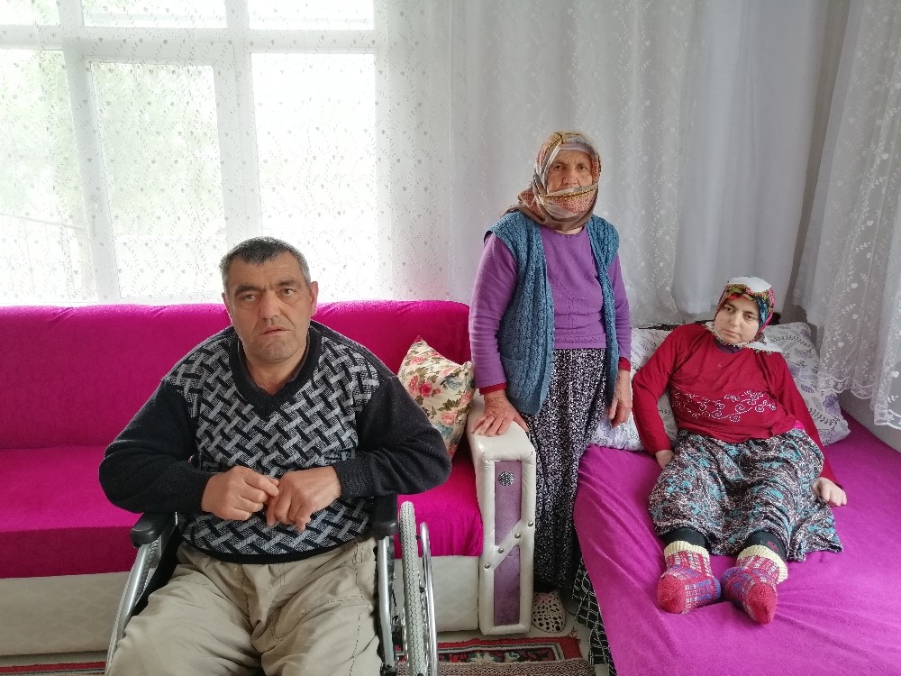 Fedakar anne, bir evladının gören gözü, diğer evladının yürüyen ayağı oldu 
