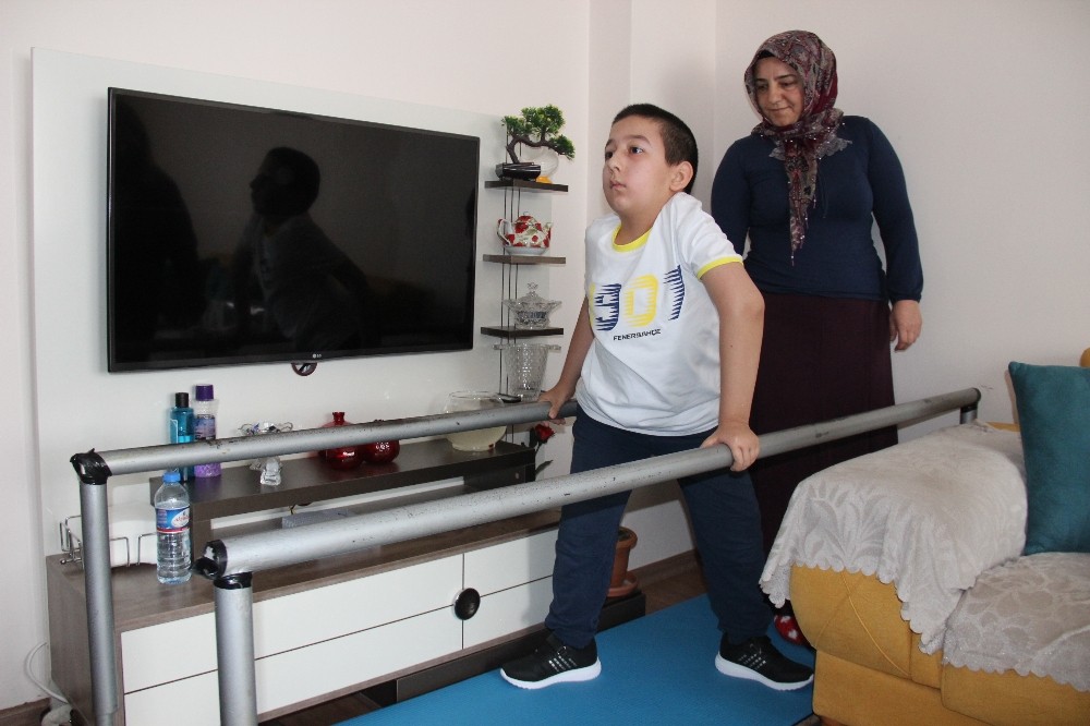 Fedakar anne engelli oğlunun yürümesi için mücadele veriyor 
