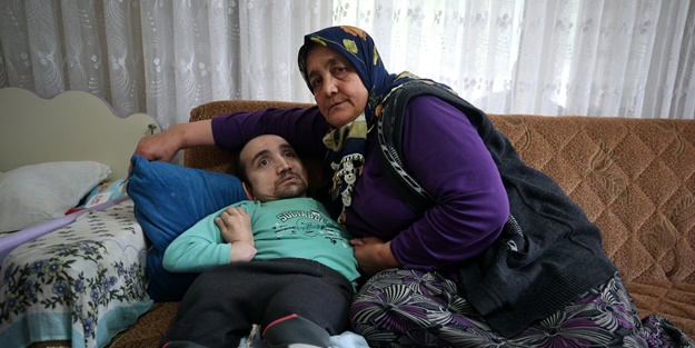 Fedakar anne hayatını engelli oğluna adadı