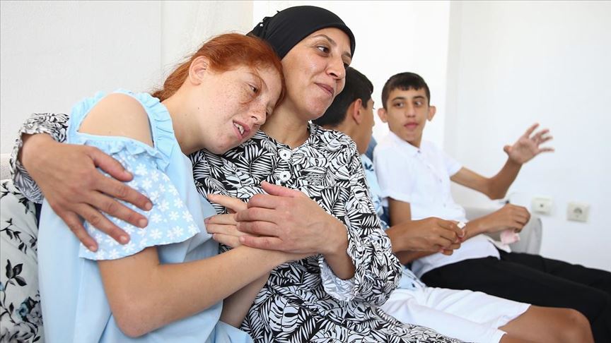 Fedakar anne 'kanatsız meleklerinin' üzerine titriyor