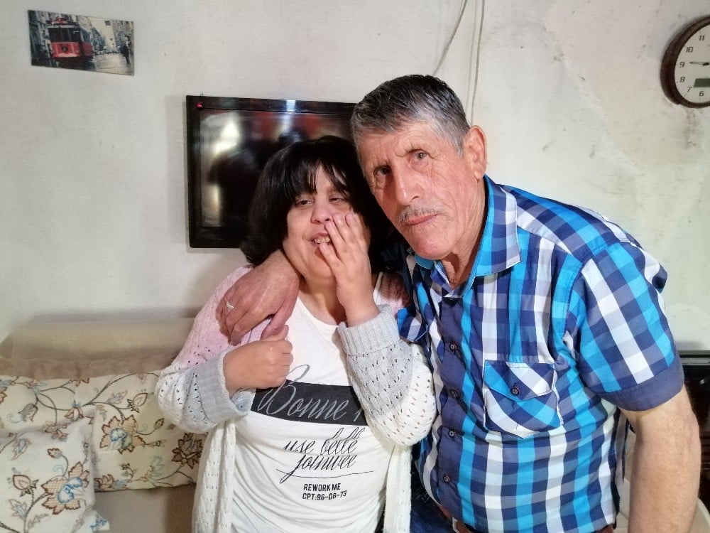 Fedakar baba: İki kızına hem annelik hem de babalık yapıyor 
