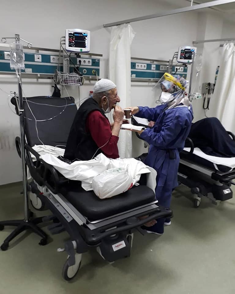 Fedakar doktor kendi orucunu açmadan önce hastasına yemek yedirdi 