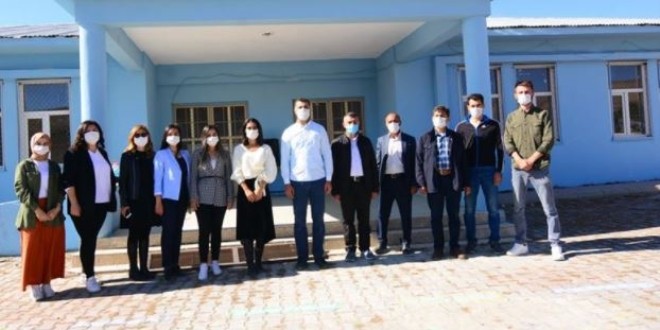 Fedakâr öğretmenler 4 derslikli okul yaptırıyor