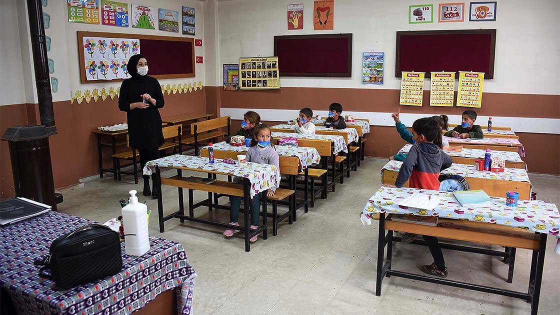 Fedakar öğretmenler! Hem öğrencilerin hem de köylülerin gönlüne dokunuyorlar