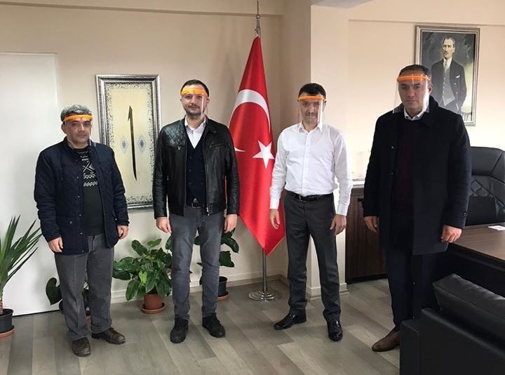 Fedakâr öğretmen 3 boyutlu yazıcı ile koruyucu maske üretiyor 