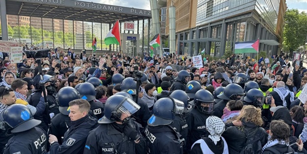 Federal Meclis'e yürüdüler! Almanya'nın İsrail'e silah sevkiyatına protesto