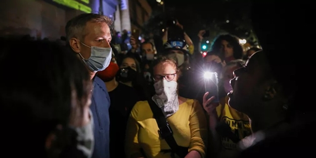 Federaller, belediye başkanını gazladı