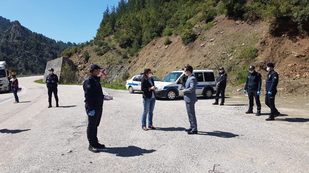 Feke’de usta öğreticilerin maske mesaisi 