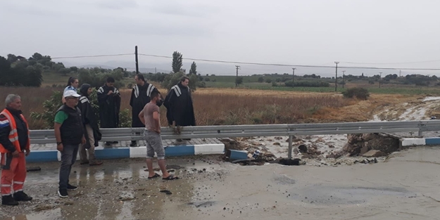 Felaket: Köprü yıkıldı, yol çöktü! Trafik durdu, tren seferleri iptal edildi!
