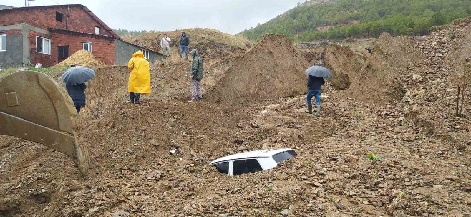 Felaket üstüne felaket geliyor.. Adıyaman’da heyelan 1 iş makinesi ve otomobili yuttu