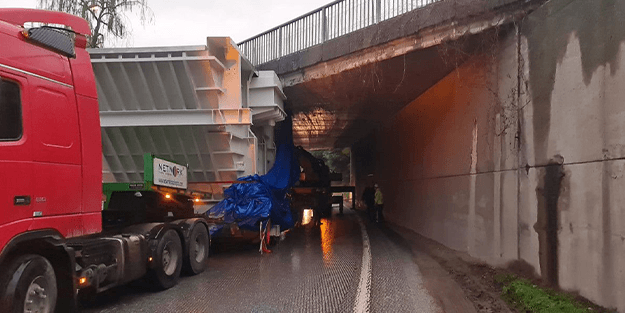 Felakete ramak kala! İzmit'te Asit tankı taşıyan TIR köprünün altına sıkıştı
