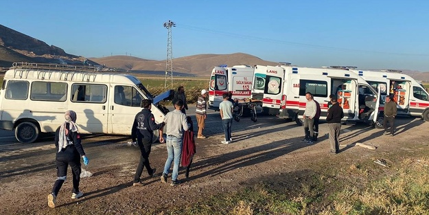 Felakete ramak kala: Minibüs ile yakıt tankeri çarpıştı
