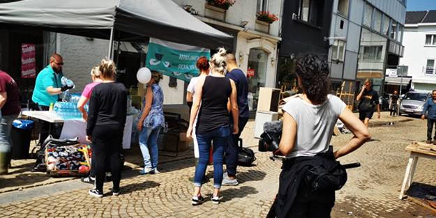 Felaketi yaşayan Almanlara Türkler yardım eli uzattı