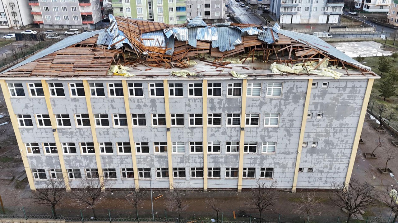 Felaketin eşiğinden dönüldü! Fırtına okulun çatısını uçurdu
