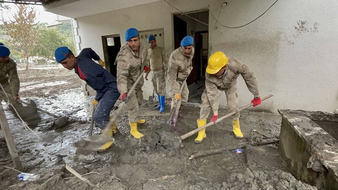 Felaketin yaraları Mehmetçiğin gayretiyle sarıldı