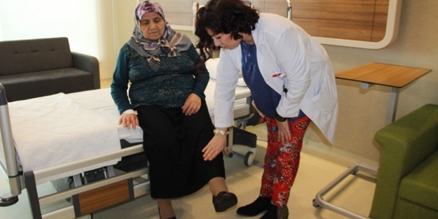 Felç geçiren kadın üç saatte normale döndü!