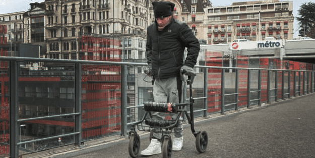 Felçli adam omurgasına takılan elektrotlar sayesinde yeniden yürüdü!