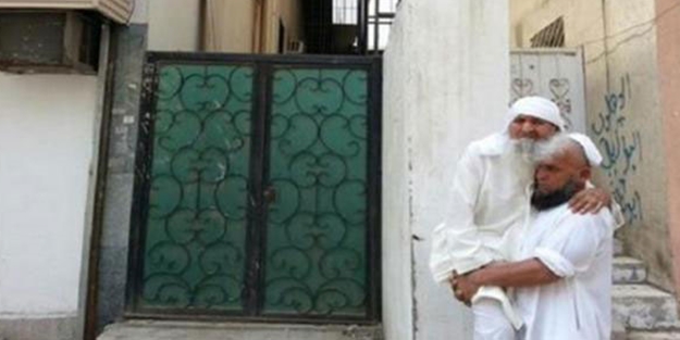 Felçli babasını Hacca taşıyor